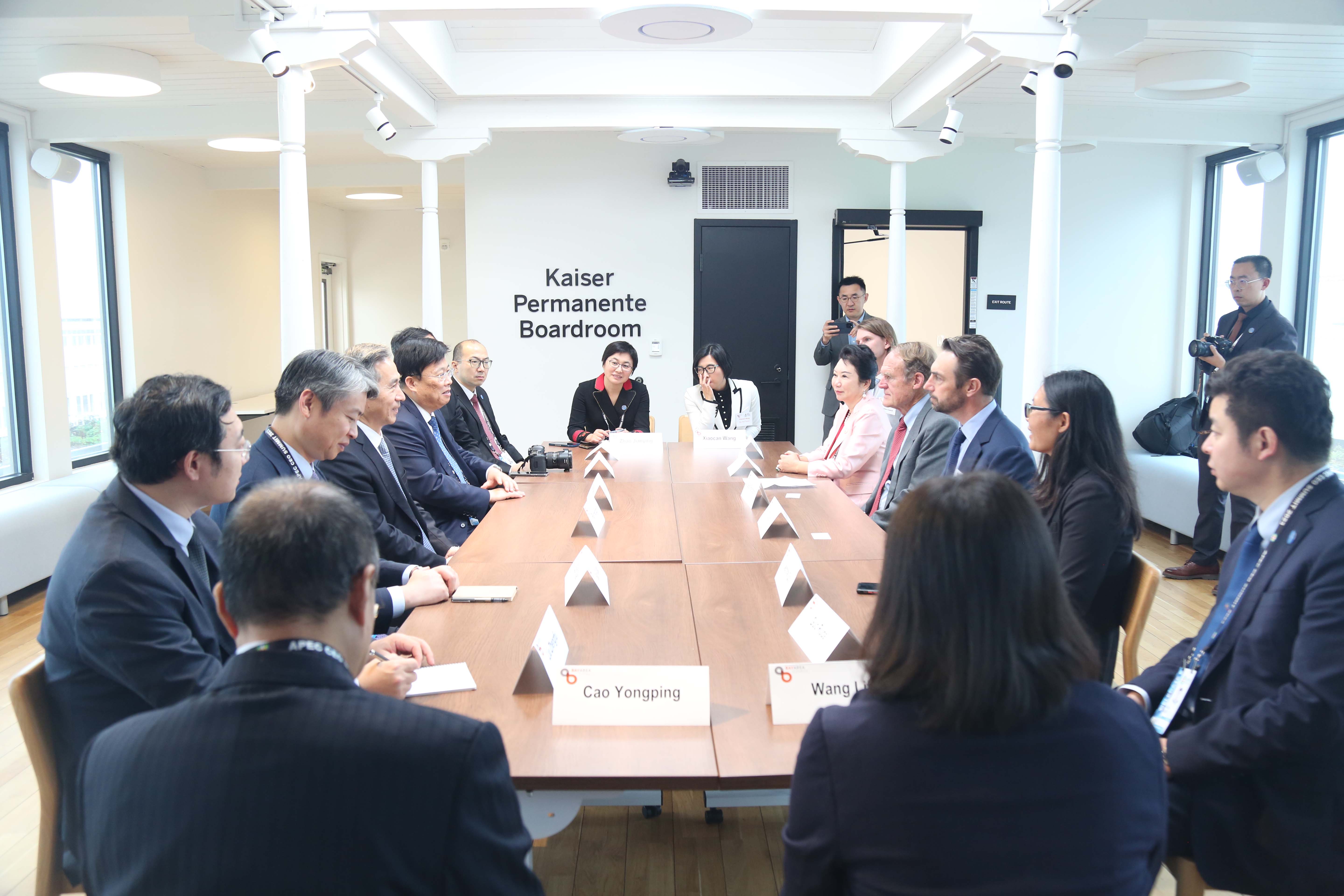 美宝集团董事局李俐与中国贸促会会长任鸿斌互换